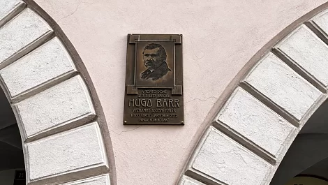 Tablica pamiątkowa secesyjnego malarza Hugo Baara